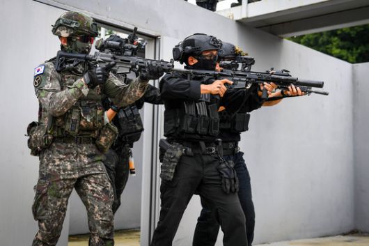 다중테러대응전술(MACTAC) 훈련에서 육군과 공군 장병과 경찰이 한 팀을 이뤄 이동하고 있다. 공군 17전비