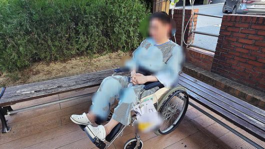 지난해 11월 8일 전주지검 구치감 현관 앞에서 A씨(왼쪽)가 출입 카드가 없어 피의자 B씨와 서 있는 모습이 찍힌 CCTV 영상 캡처. 검찰은 "A씨가 오른손으로 B씨 왼쪽 볼을 만진 것"이라고 봤지만, 1심 법원은 A씨가 오른손에 휴대폰을 들고 통화하면서 B씨 얼굴 방향으로 왼손을 뻗은 장면을 근거로 "객관적 사실관계에 명백히 반한다"고 인정하지 않았다. 사진 A씨