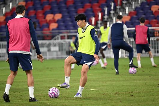 홍콩에서 열릴 아스널과 프리시즌 경기를 앞둔 훈련 중인 손흥민(가운데). [AFP=연합뉴스]