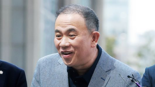 윤석열 전 대통령 부부 공천 개입 의혹의 핵심 인물인 명태균 씨가 지난 4월 검찰 조사를 받기 위해 서울 서초구 서울고검 청사로 출석하며 취재진의 질문에 미소를 지으며 답하고 있다. 뉴스1