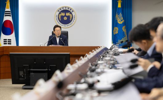 이재명 대통령이 지난 6월 서울 용산 대통령실청사에서 열린 6경제단체와 기업인 간담회에서 이재용 삼성전자 회장과 악수를 나누고 있다. 대통령실사진기자단