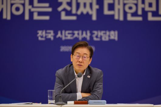 이재명 대통령이 1일 서울 용산 대통령실에서 열린 전국 시·도지사 간담회에서 박형준 부산시장과 인사를 하고 있다. 대통령실 제공