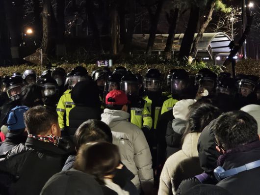 지난 1월 19일 새벽 윤석열 전 대통령 지지자들이 서부지법 경내에서 경찰과 대치하고 있다. 이들은 당시 "국민저항권을 행사하는 것이니 경찰은 길을 터라"고 요구했다. 이영근 기자