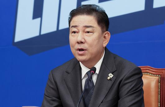 김병기 더불어민주당 대표 직무대행 겸 원내대표가 31일 국회에서 열린 최고위원회의에서 모두발언을 하고 있다. 임현동 기자
