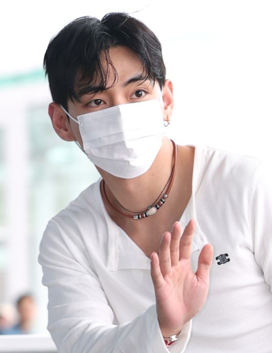 방탄소년단(BTS) 뷔(본명 김태형)가 해외 일정을 위해 4일 오전 인천국제공항을 통해 출국하고 있다. 뉴스1