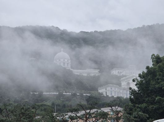 김건희 특검팀(특별검사 민중기)이 18일 경기 가평 통일교 천정궁 등 10여곳에 대한 압수수색영장을 집행했다. 사진은 천정궁과 통일교 사무실이 모여있는 천승전(천무원). 중앙포토