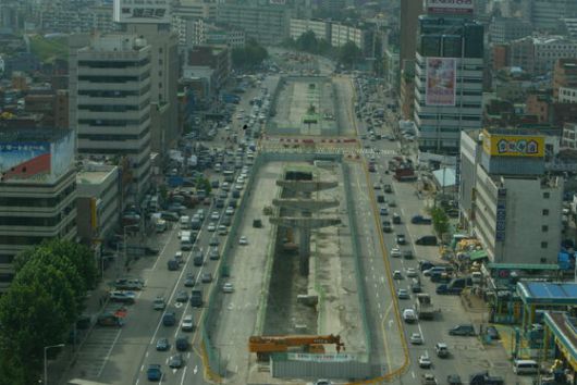 2003년 9월1일 청계고가도로 철거가 완료된 가운데 공사관계자들이 중장비를 이용해 청계8가 도로의 상판 제거작업을 하고 있다. 중앙포토