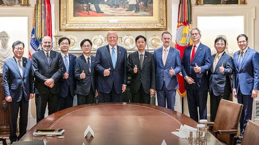 도널드 트럼프 미국 대통령과 한국 정부 무역 협상단이 30일(현지시간) 워싱턴 DC 백악관에서 관세 협상에 타결한 뒤 단체 기념사진을 찍고 있다. 사진 백악관 엑스(X)