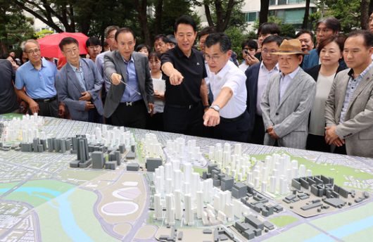 오세훈 서울시장과 이기재 양천구청장(앞줄 왼쪽 네번째부터)이 지난달 30일 서울 양천구 목동6단지 재건축 사업 현장을 방문해 정비계획안 등 현황을 살피고 있다. 연합뉴스