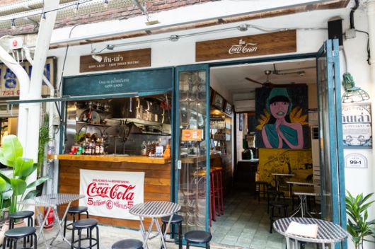 태국 음식점 '낀라오'의 기존 결을 살리면서도 코카콜라의 디자인적 요소를 녹인 공간 브랜딩. 코카콜라