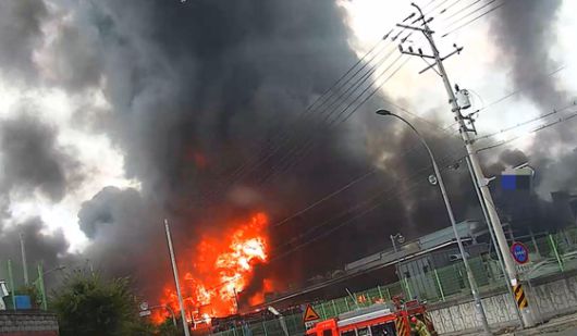 3일 낮 12시42분쯤 경북 영천시 금호읍 한 화학물질 제조 공장에서 불이 났다. 사진 경북소방본부