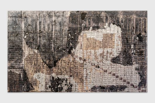 마크 브래드포드,공기가 다 닳아 있었다(The Air Was Worn Out), 2025, 캔버스에 혼합재료 Courtesy of the artist and Hauser & Wirth.20세기 초 흑인들의 대이주를 기차 시간표로 추상화했다.사진 아모레퍼시픽미술관