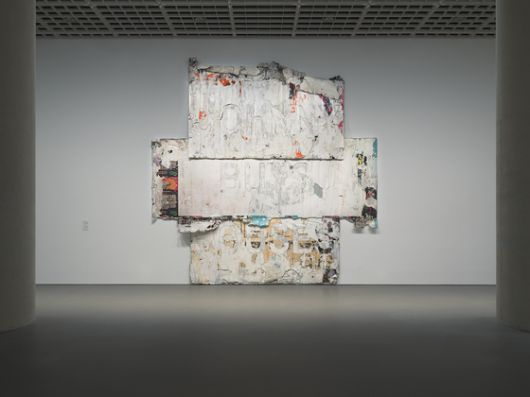 마크 브래드포드, 명백한 운명(Manifest Destiny), 2023, 캔버스에 혼합재료, Courtesy of the artist and Hauser & Wirth, 표면에 '조니가 집을 삽니다'라는 광고 문구가 새겨져 있다. 사진 아모레퍼시픽미술관