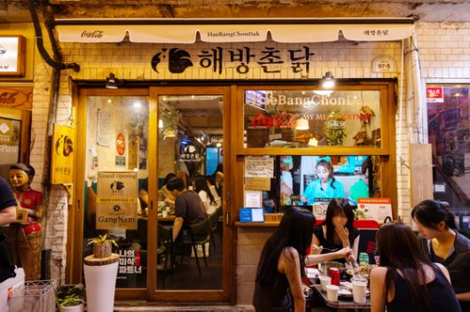 젊은세대에게 맛집으로 알려진 '해방촌닭'에 코카콜라의 브랜딩이 더해진 모습. 코카콜라