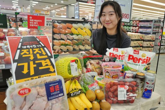 서울시 중구에 위치한 롯데마트 제타플렉스 서울역점에서 직원이 할인 행사를 홍보하고 있다. 사진 롯데마트