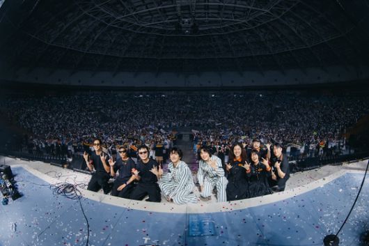 2일 공연장을 채운 관객들 앞에서 포즈를 취한 잔나비와 밴드 멤버들. 사진 잔나비 SNS, 페포니뮤직