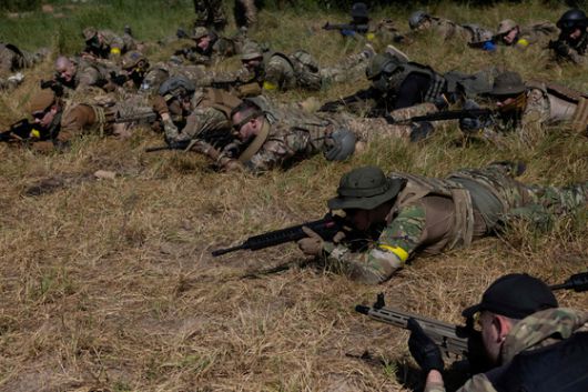 지난달 12일 우크라이나 수도 키이우에서 군복을 입은 민간인들이 훈련에 참가하고 있다. AFP=연합뉴스