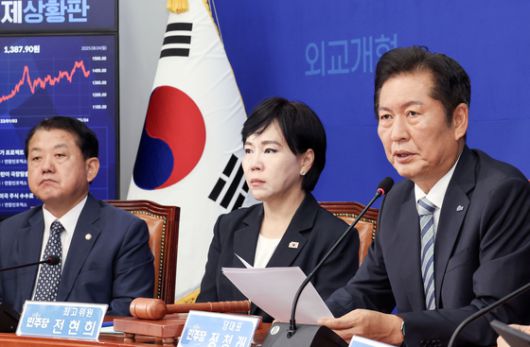 정청래 신임 더불어민주당 대표가 4일 오전 국회에서 열린 최고위원회의에 참석해 발언하고 있다. 김성룡 기자
