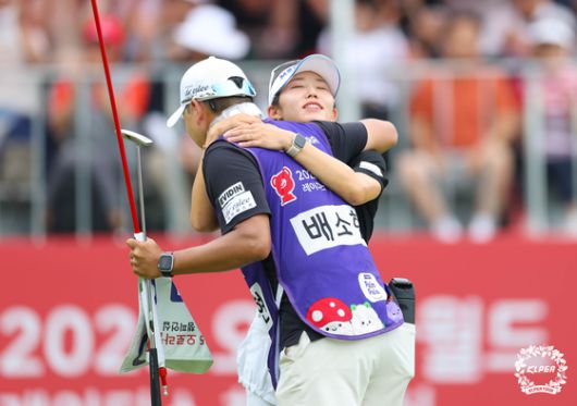 오로라월드 레이디스 챔피언십에서 고대하던 올 시즌 첫 승을 거둔 직후 캐디와 포옹하며 기쁨을 나누는 배소현. 사진 KLPGT
