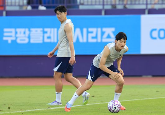 손흥민과 양민혁이 2일 경기도 안양종합운동장에서 훈련하고 있다. [연합뉴스]