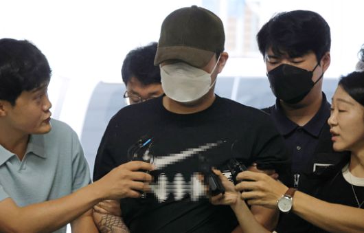 5일 오전 대전 교제살인 사건 피의자 A씨(20대)가 입원 중이던 병원에서 퇴원하면서 경찰에 체포돼 대전서부경찰서로 들어서고 있다. 연합뉴스