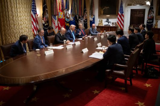 지난달 30일(현지시간) 미국 워싱턴 D.C. 백악관에서 도널드 트럼프 미국 대통령과 한국 정부 무역 협상단이 한미 관세 협상을 논의하고 있다. 스콧 베센트 미 재무장관 엑스(X) 캡처