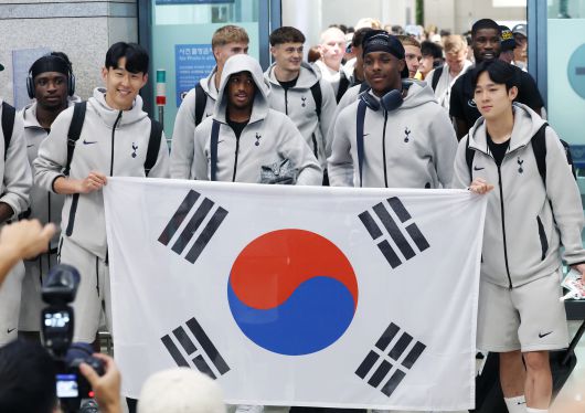 지난 1일 태극기를 함께 들고 입국한 손흥민과 양민혁. [뉴스1]