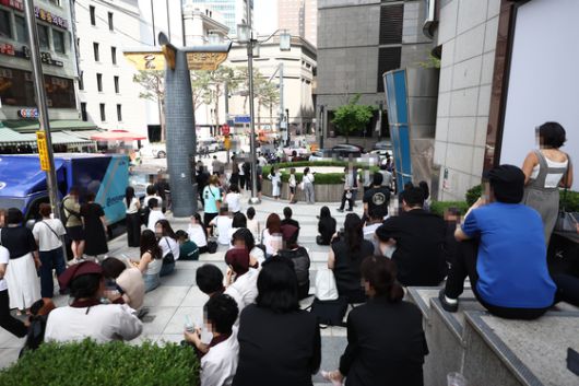 5일 오후 서울 신세계백화점 본점에서 한 인터넷 커뮤니티에 해당 백화점 내부에 폭발물을 설치했다는 협박글이 올라와 이용객들이 대피해 있다. 뉴스1