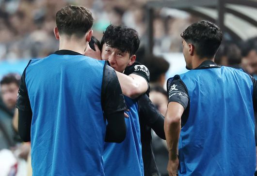 토트넘 고별전에서 손흥민이 양민혁과 포옹하며 눈물을 보이고 있다. [뉴스1]