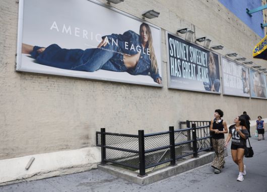 1일(현지시간) 미국 뉴욕 아메리칸 이글 아웃피터스 매장에 여배우 시드니 스위니가 등장한 청바지 광고가 걸려있다. AP=연합뉴스