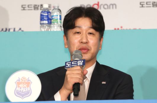 (서울=뉴스1) 임세영 기자 = 16일 오후 서울 서초구 더케이호텔에서 열린 '도드람 2024-2025 V-리그 여자부 미디어데이'에서 한국도로공사 김종민 감독이 시즌에 임하는 각오를 밝히고 있다. 2024.10.16/뉴스1