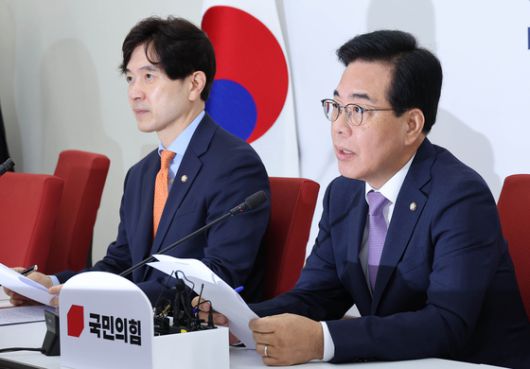 송언석 국민의힘 비대위원장 겸 원내대표(오른쪽)는 이날 기자간담회에서 “이 의원 탈당 같은 꼬리 자르기로 끝날 일 아니다”고 말했다. 임현동 기자