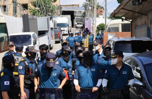 경찰이 올해 1월 발생한 서울서부지법 폭력 난동 사태에 연관됐다는 의혹을 받는 전광훈 목사와 사랑제일교회에 대해 압수수색에 나선 5일 서울 성북구 사랑제일교회 앞에 경찰 병력이 경계근무를 서고 있다. 연합뉴스