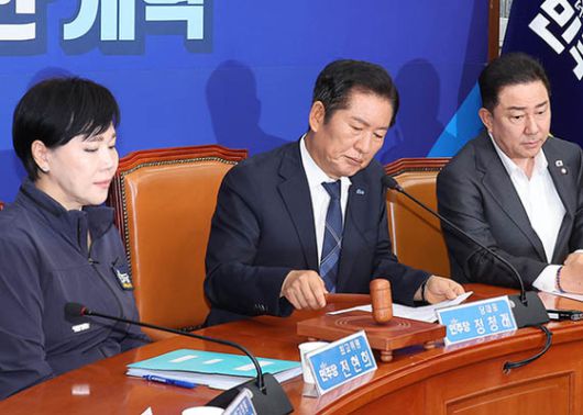 정청래 더불어민주당 대표(가운데)가 6일 국회에서 최고위원회의를 주재하고 있다. 정 대표는 이 자리에서 차명 주식 거래 의혹으로 탈당한 이춘석 의원에 대해 “제명 조치하겠다”며 “추후 이런 일이 발생하지 않도록 소속 국회의원들의 기강을 확실하게 잡겠다”고 말했다. 임현동 기자