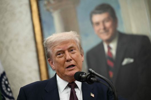 도널드 트럼프 미국 대통령이 6일(현지시간) 워싱턴 DC 백악관에서 애플이 미국에 1000억 달러를 추가로 투자할 것이라고 발표하고 있다. AFP=연합뉴스