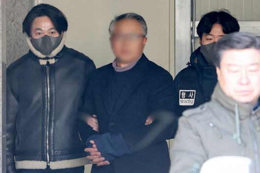 서울서부지법 난동 당시 법원에 침입한 혐의를 받는 사랑제일교회 특임전도사 윤모(56)씨가 지난 2월 5일 오후 서울서부지법에서 열리는 영장실질심사에 출석하기 위해 마포경찰서를 출발하고 있다. 뉴스1