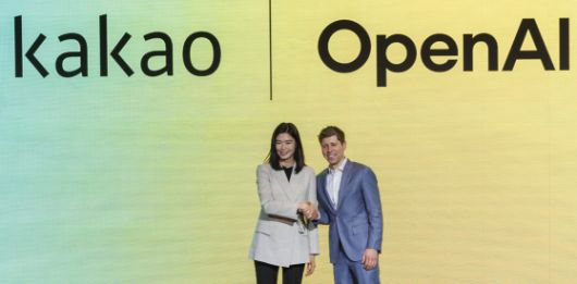 정신아 카카오 대표와 샘 올트먼 오픈AI CEO가 지난 2월 4일 오전 서울 중구 더 플라자 호텔에서 열린 전략적 제휴 관련 기자간담회에서 악수하고 있다. 연합뉴스