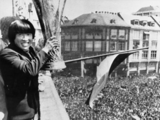 1979~1980 UEFA컵 우승을 차지한 후 아인트라하트　프랑크푸르트 팬들에게 우승컵을 들고 인사하는 차범근. 중앙포토