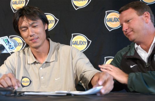 홍명보가 2014년 은퇴 기자회견에서 당시 LA 갤럭시의 감독 스티븐 샘슨으로 부터 위로 받고있다. 중앙포토