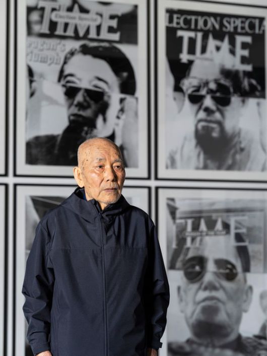 미술가 곽덕준. 올해 4월 갤러리현대에서 촬영한 모습이다. 뒤편으로 그의 '대통령과 곽' 연작이 보인다. .[사진 갤러리현대]