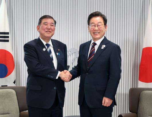 이재명 대통령이 지난 6월17일(현지시간) 캐나다 앨버타주 카나나스키스 주요 7개국(G7) 정상회의장에서 열린 한일 정상회담에서 이시바 시게루 일본 총리와 악수를 하고 있다. [대통령실사진기자단]