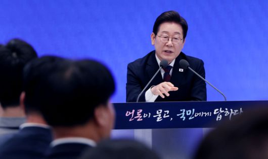 이재명 대통령이 지난 7월 3일 서울 종로구 청와대 영빈관에서 열린 취임 첫 공식 기자회견 '대통령의 30일, 언론이 묻고 국민에게 답하다'에 참석해 기자들의 질문에 답하고 있다. 대통령실사진기자단