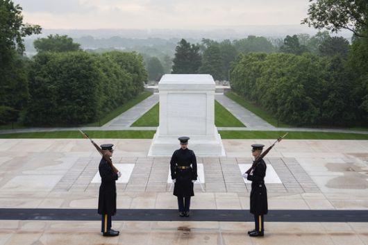 미 제3보병연대 장병들이 워싱턴 인근 알링턴 국립묘지에 위치한 '무명용사의 비'에서 경비병 교대식을 진행하고 있다. AP=연합뉴스
