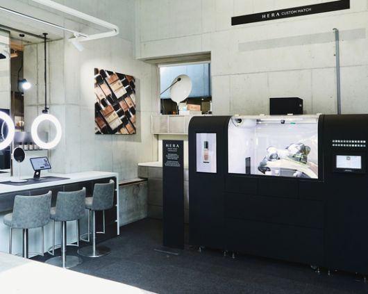 서울 성동구 성수동에 위치한 아모레 성수 매장. 이곳에서 고객 개인의 피부톤에 맞는 파운데이션 제작하는 ‘헤라 실키 스테이 커스텀 매치(HERA Silky Stay Custom Match)’ 서비스를 경험할 수 있다. 노유림 기