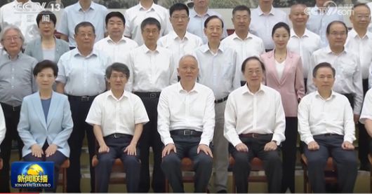 지난 2024년 8월 3일 중국중앙방송(CC-TV)이 보도한 베이다이허 전문가 회의. 차이치 중국공산당 중앙정치국 상무위원 좌우로 물리학자 쉐치쿤(薛其坤) 남방과기대 총장, 인공지능 전문가 야오치즈(姚期智) 칭화대 교수가 앉았다. CC-TV 캡처