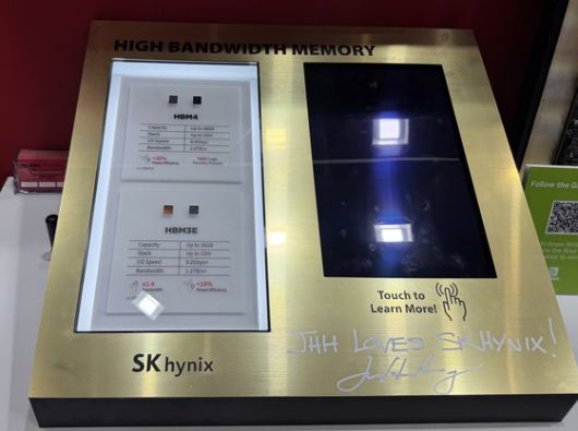 젠슨 황 엔비디아 CEO가 지난 5월 20일 대만 타이베이 난강 전시관에서 열린'컴퓨텍스 2025'에서 SK하이닉스 부스를 찾아 전시된 HBM4·HBM3E에 "젠슨은 SK하이닉스를 사랑해!"(JHH LOVES SK HYNIX!) 사인을 남겼다. 연합뉴