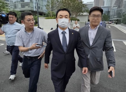 도이치모터스 주가조작 사건과 관련해 김건희특검에 소환된 권오수 전 도이치모터스 회장이 3일 서울 광화문 김건희특검 사무실을 나서고 있다. 연합뉴스