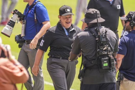 젠 파월이 9일(현지시간) 미국 조지아주 애틀랜타의 트루이스트파크에서 벌어진 마이애미 말린스와 애틀랜타 브레이브스의 더블헤더 1차전에 1루심에 투입되고 있다. 로이터=연합뉴스