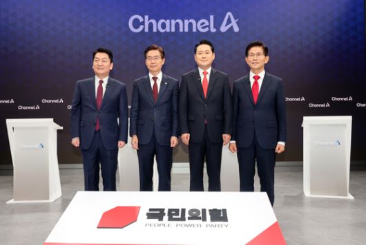 10일 오후 광화문 채널A스튜디오에서 국민의힘 8·22 전당대회 첫 방송토론회가 열렸다. 왼쪽부터 안철수, 조경태, 장동혁, 김문수 후보가 토론 전 기념촬영을 하고 있다. 국회사진기자단