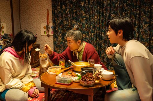 영화 '좀비딸'에서 밤순(이정은, 가운데)이 좀비로 변한 손녀 수아(최유리)에게 밥을 먹이고 있다. 사진 NEW